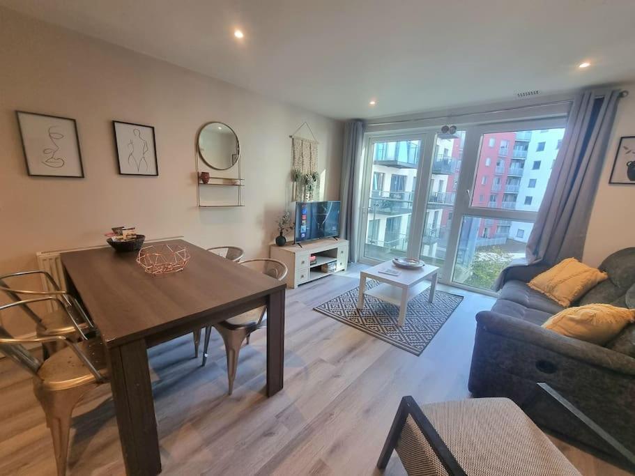 2bed 2bath -pool, Balcony, Gym Lift Londra