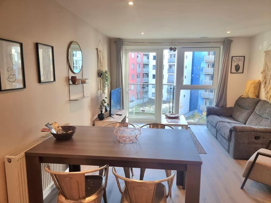 Appartamento 2bed 2bath -pool, Balcony, Gym Lift Londra