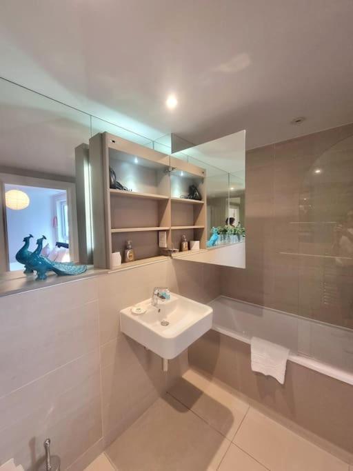 2bed 2bath -pool, Balcony, Gym Lift * Londra